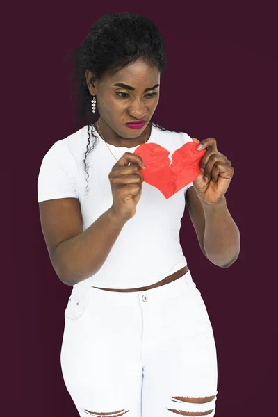Africano mulher segurando papel coração — Fotografia de Stock