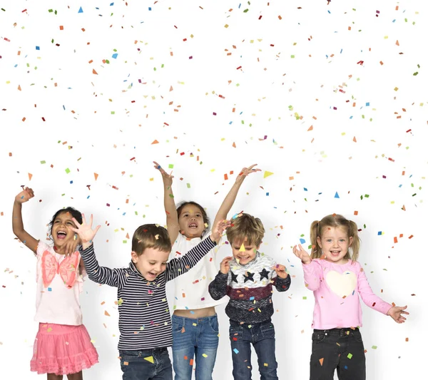 Szczęśliwe dzieci rzucanie konfetti — Zdjęcie stockowe