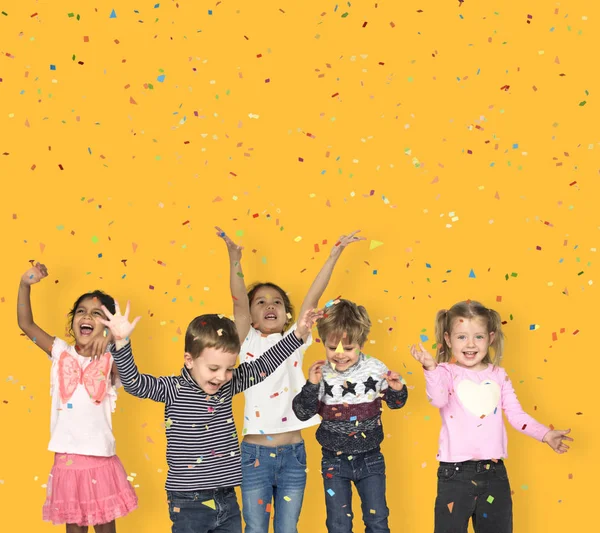 Bambini felici lanciando coriandoli — Foto Stock