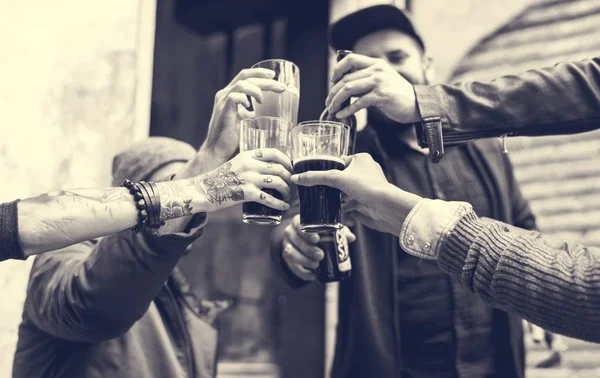 Кращими друзями, що п'є пиво судів — стокове фото