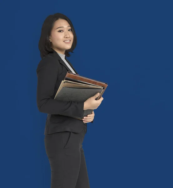 Asiatico businesswoman cerca in binocolo — Foto Stock