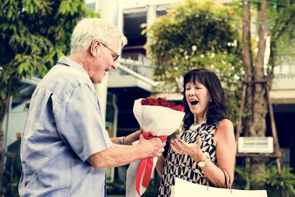 Mujer tomando ramo de flores — Foto de Stock