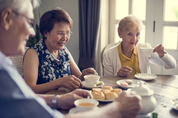 Personas mayores comiendo y bebiendo té — Foto de Stock