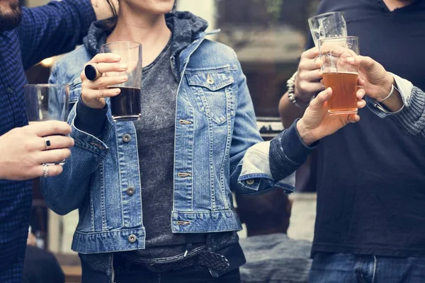 Melhores amigos bebendo cerveja artesanal — Fotografia de Stock