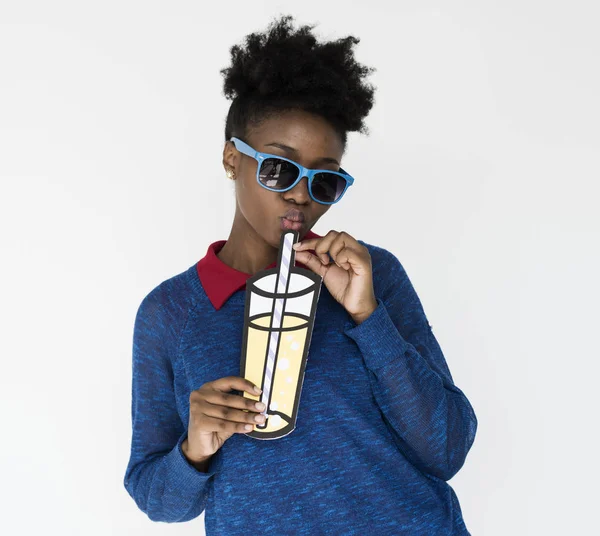 African kobieta picia koktajl — Zdjęcie stockowe