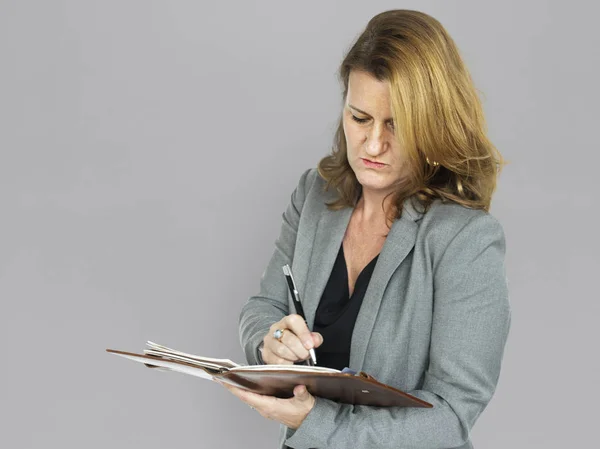 Adulte Femme écrit des notes dans son journal intime — Photo