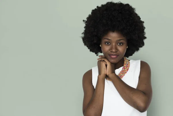 Mujer con peinado afro — Foto de Stock