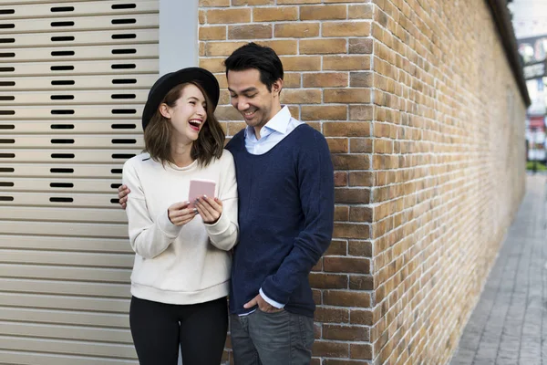 Couple using smartphone — Stock Photo, Image