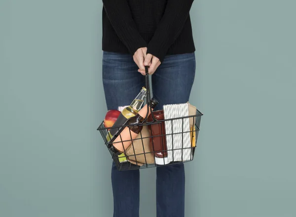 Mulher de pé com mercearia Cesta — Fotografia de Stock