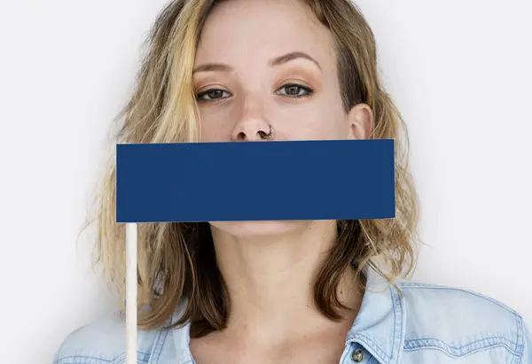 Blond kvinna anläggning papper flagga — Stockfoto