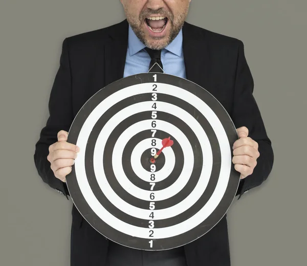 Homem segurando Dart Board — Fotografia de Stock