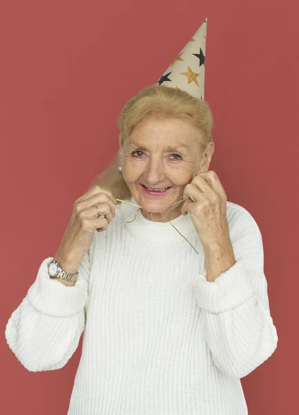 Mulher Sênior usando chapéu de festa — Fotografia de Stock