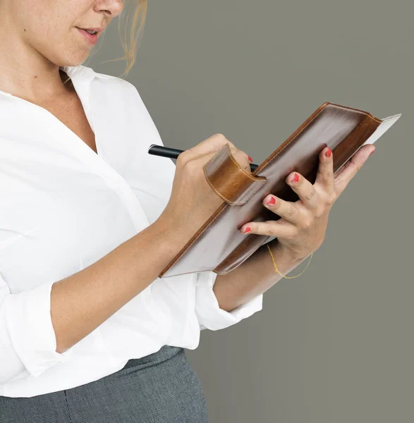 Empresaria escribiendo notas en el diario — Foto de Stock