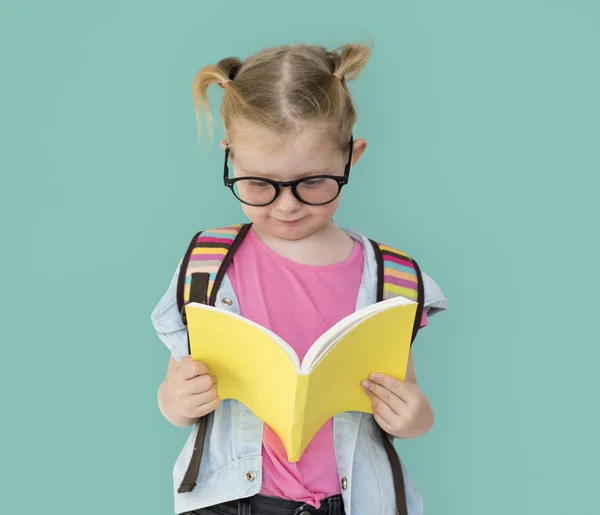 Dziewczyna czytania podręcznika — Zdjęcie stockowe