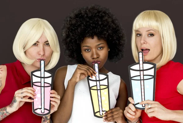 Mujeres elegantes beber limonadas — Foto de Stock