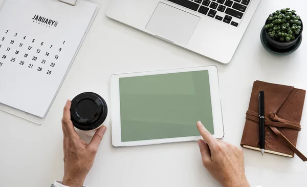Persoană care lucrează cu tabletă digitală — Fotografie, imagine de stoc