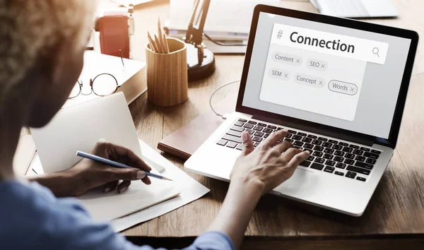 Afrikanerin benutzt Laptop — Stockfoto