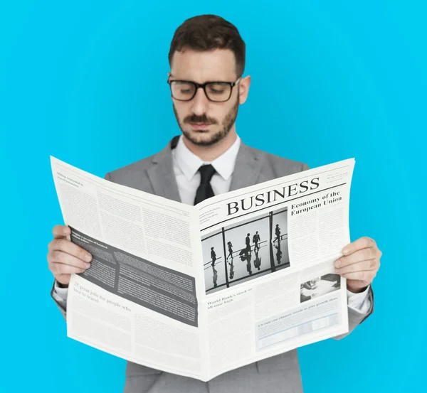 Gazete okuyan adam