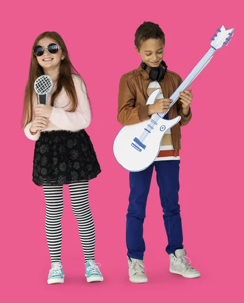 Niños pequeños con micrófono y guitarra — Foto de Stock