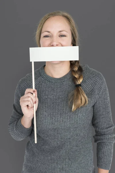 Žena držící papírové vlajky — Stock fotografie