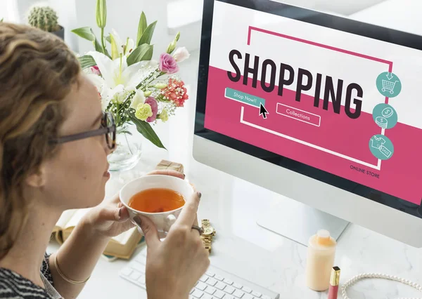 Vrouw zitten tegen de computer — Stockfoto