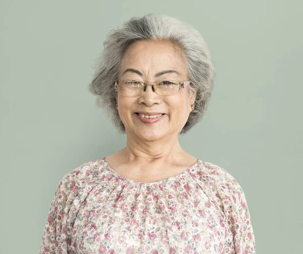 Senior kvinne som poserer i studio – stockfoto