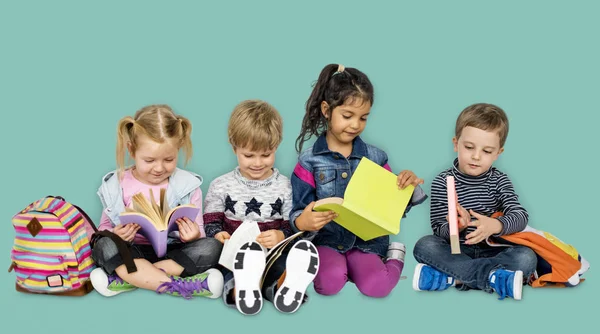 Crianças pré-escolares com livros e mochilas — Fotografia de Stock
