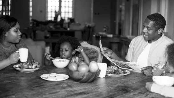 非洲家庭在家吃饭 — 图库照片