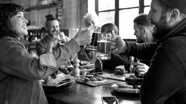 Melhores amigos bebendo cerveja artesanal — Fotografia de Stock