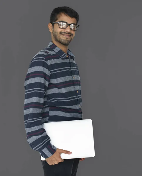 인도 사람이 들고 노트북 — 스톡 사진