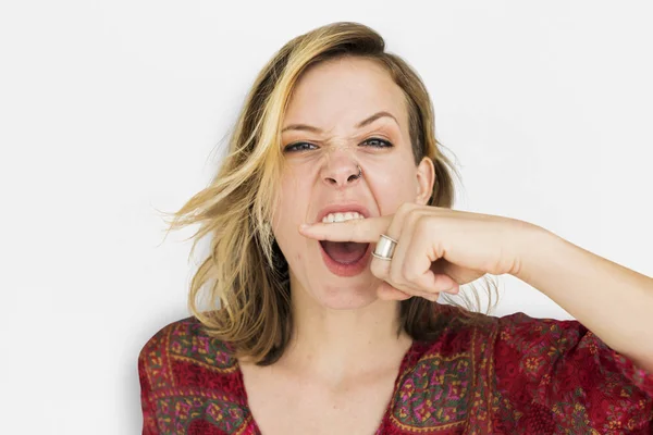 Θυμωμένος γυναίκα εκμετάλλευση δάχτυλο στα χείλη — Φωτογραφία Αρχείου