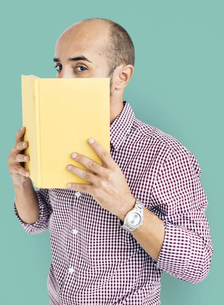 Calvo hombre cubriendo la cara con diario —  Fotos de Stock