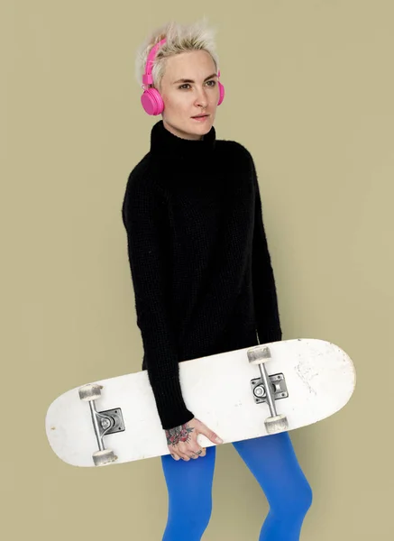 Mulher loira com skate — Fotografia de Stock
