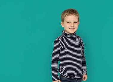 Stüdyoda küçük beyaz çocuk