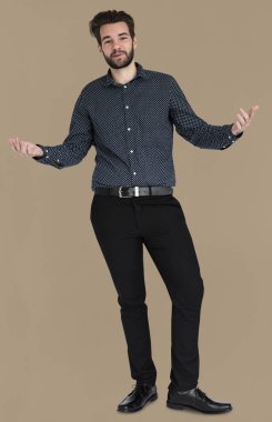 stüdyoda ayakta işadamı