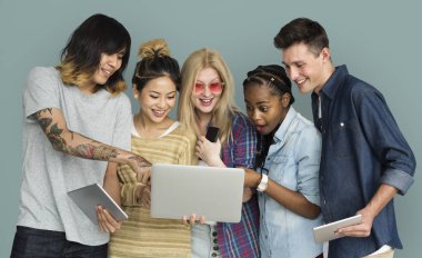 Arkadaşlar dijital cihazlar kullanarak