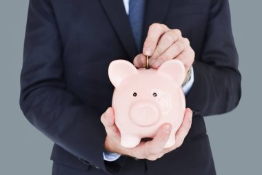 piggy banka para koyarak adam