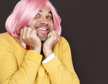 komik adam giymiş pembe peruk