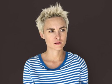 ciddi sarışın kadın 