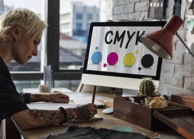 Moda Tasarımcısı işyerinde