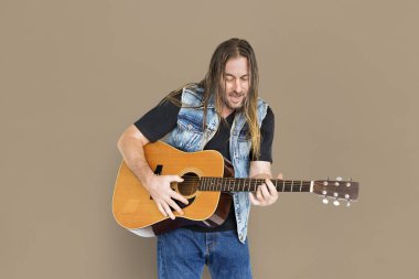 Gitar çalan müzisyen 