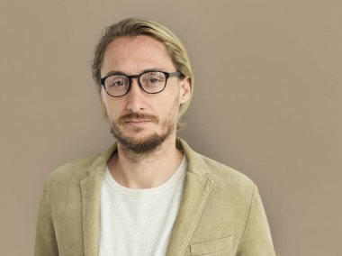 Gözlük takan sakallı