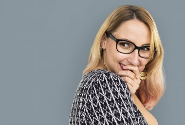 Studio sarışın kadın