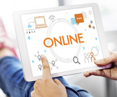 Dijital tablet üzerinde gösteren bir el 