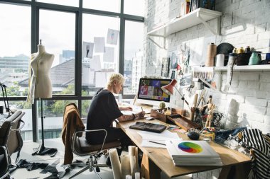 Moda Tasarımcısı işyerinde