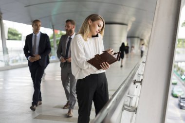 Birbirine yakın yürüyüş iş adamları
