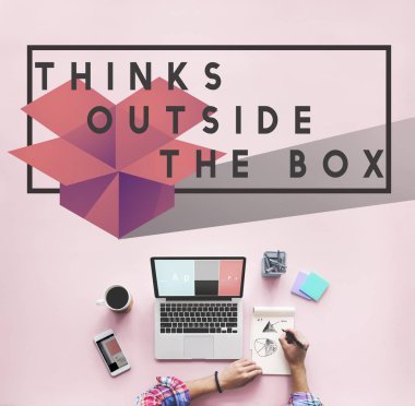 Eller dizüstü bilgisayarda çalışıyor