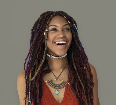 Afrikalı kadın gülüyor dreadlocks ile