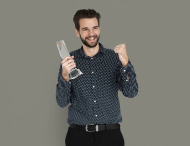 yakışıklı adam tutarak