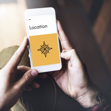 Cep telefonu kullanan adam